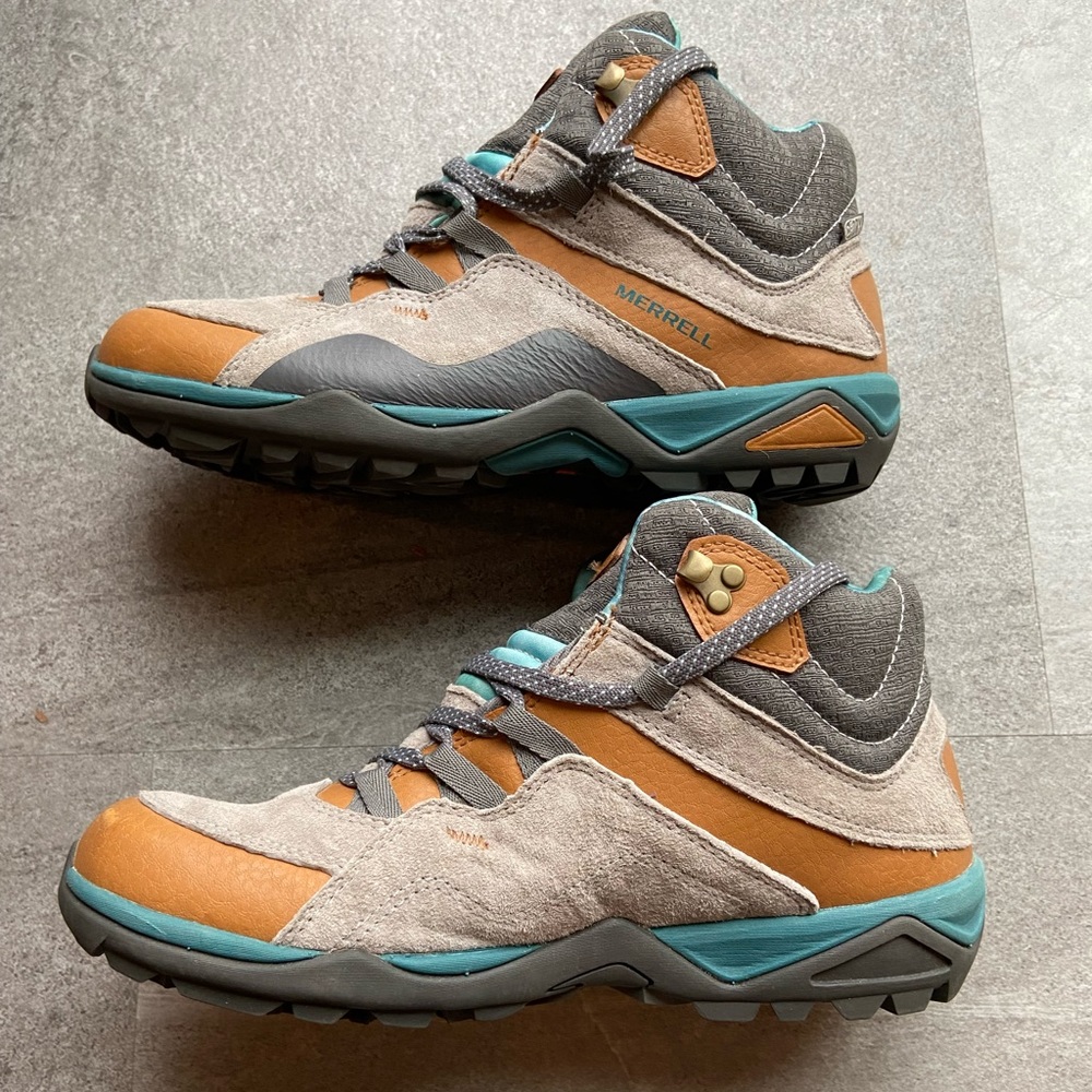 MERRELL Women’s boots - NEW condition - hiking / snow, mid height.